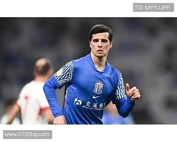 17号足球明星身着蓝色衣服展现风采引发球迷热议与关注